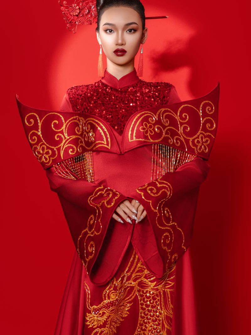 Chụp ảnh mẫu áo dài thiết kế đỏ