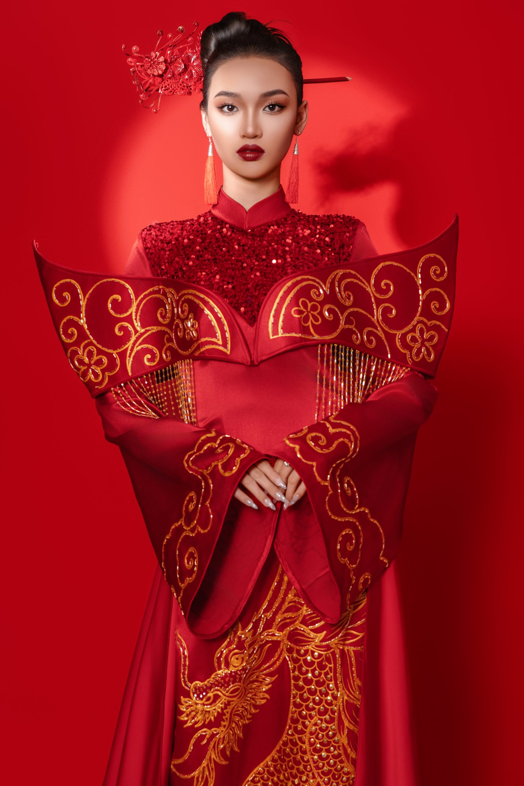 Chụp ảnh mẫu áo dài thiết kế đỏ