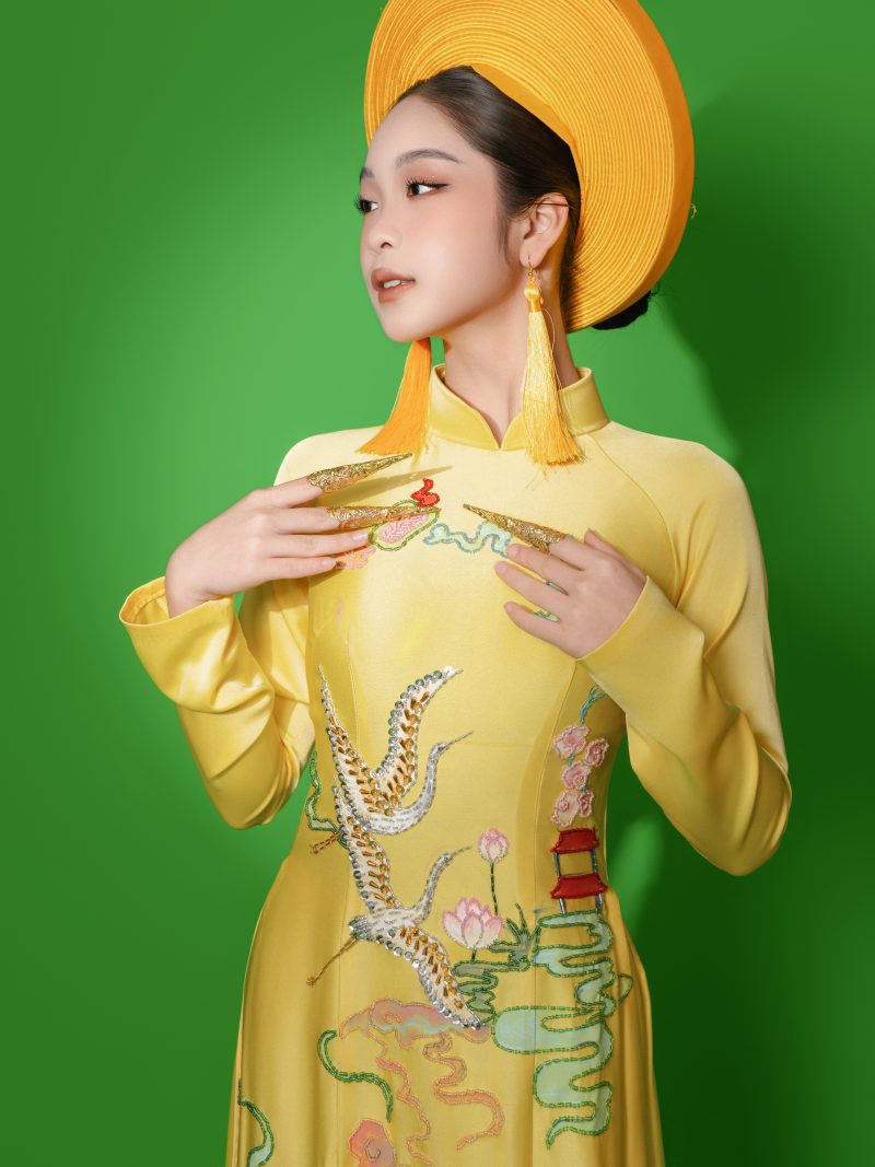 Chụp ảnh mẫu cô gái áo dài thiết kế vàng