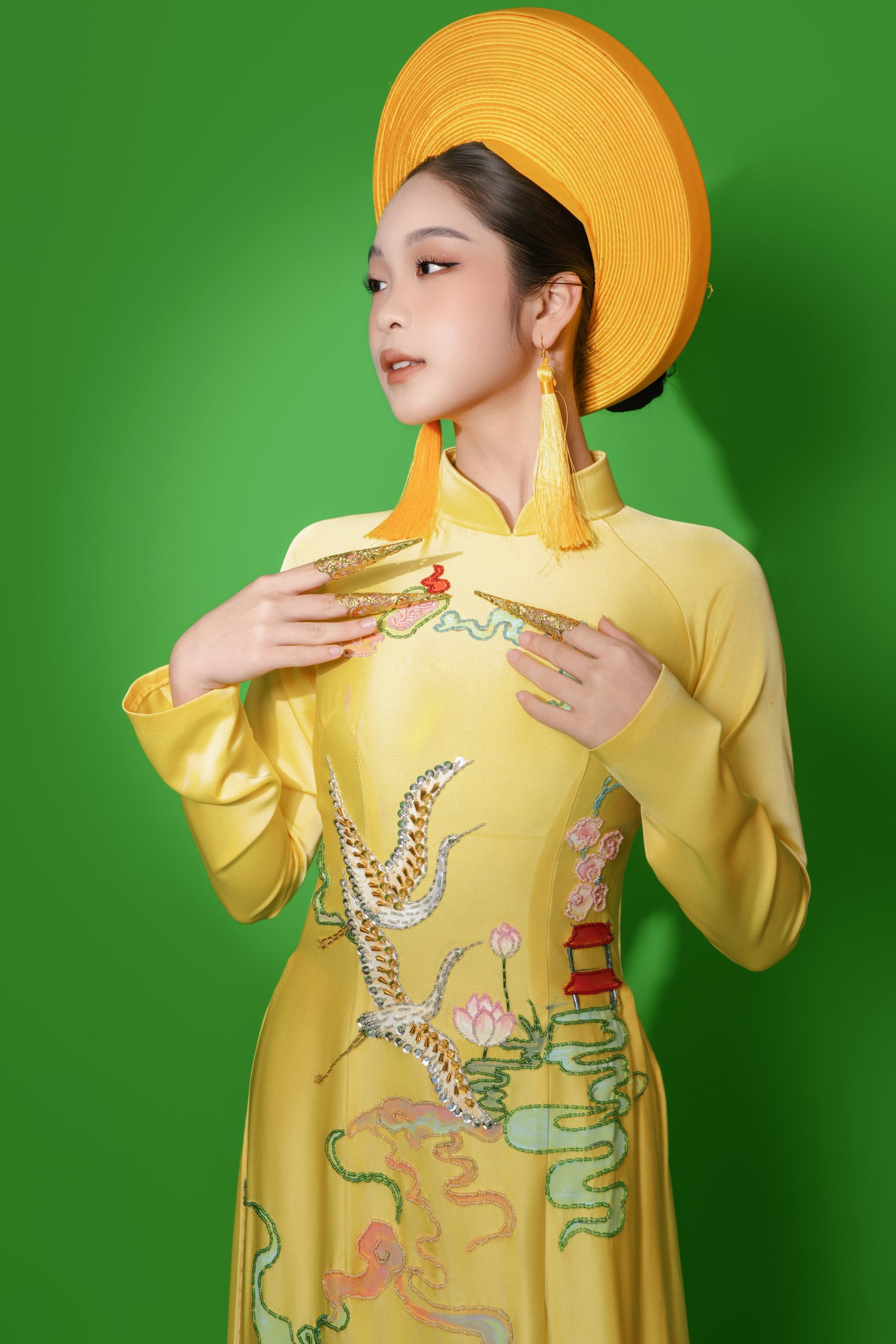 Chụp ảnh mẫu cô gái áo dài thiết kế vàng